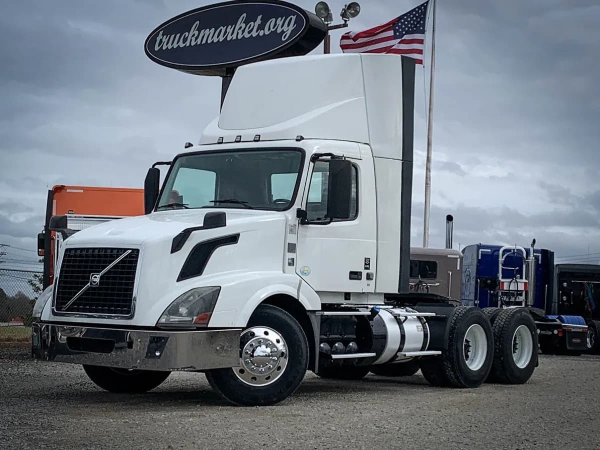 2013 Volvo VNL300 - Day Cab