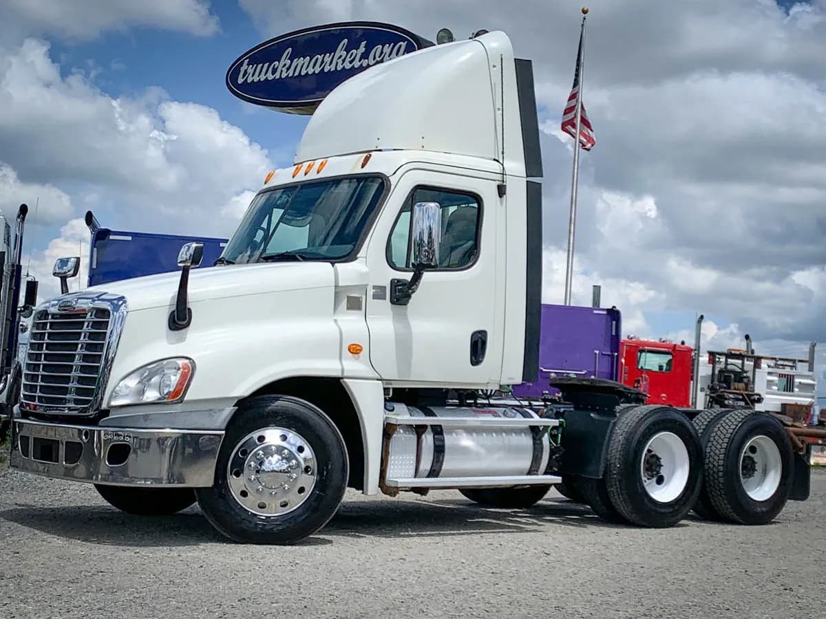 2013 Freightliner Cascadia - Day Cab