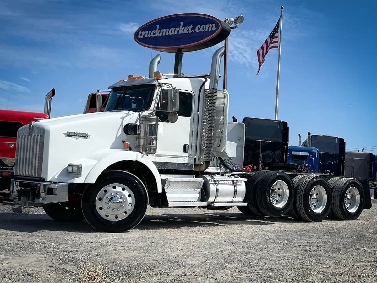 2008 Kenworth T800 TRI - Day Cab