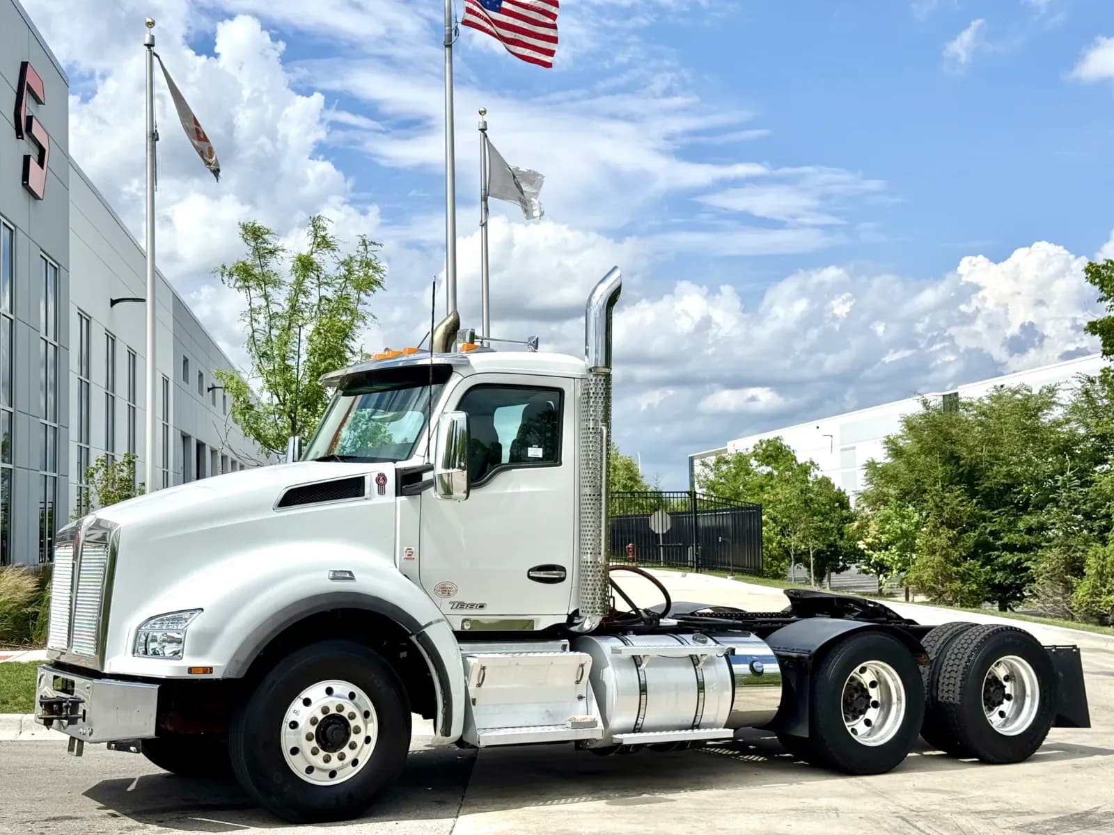 2022 Kenworth T880 - Day Cab