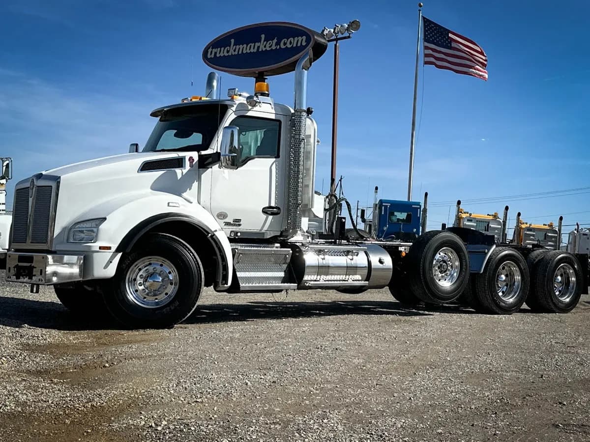 2020 Kenworth T880 TRI - Day Cab