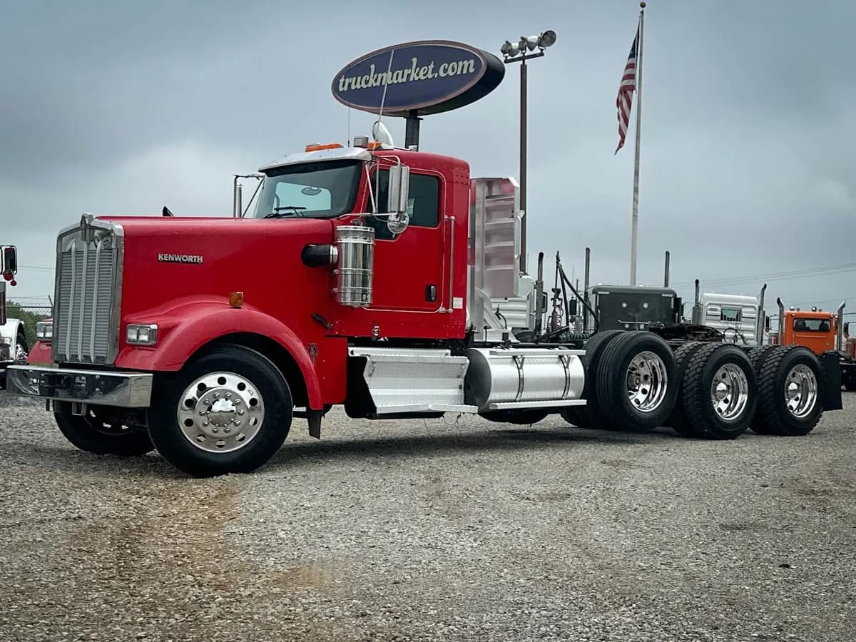 2010 Kenworth W900L TRI - Day Cab