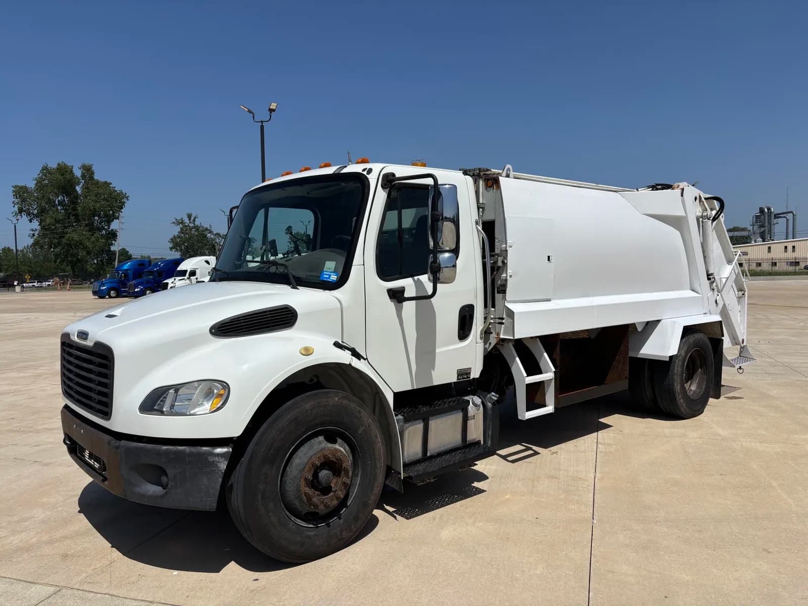 2012 Freightliner Business Class M2
