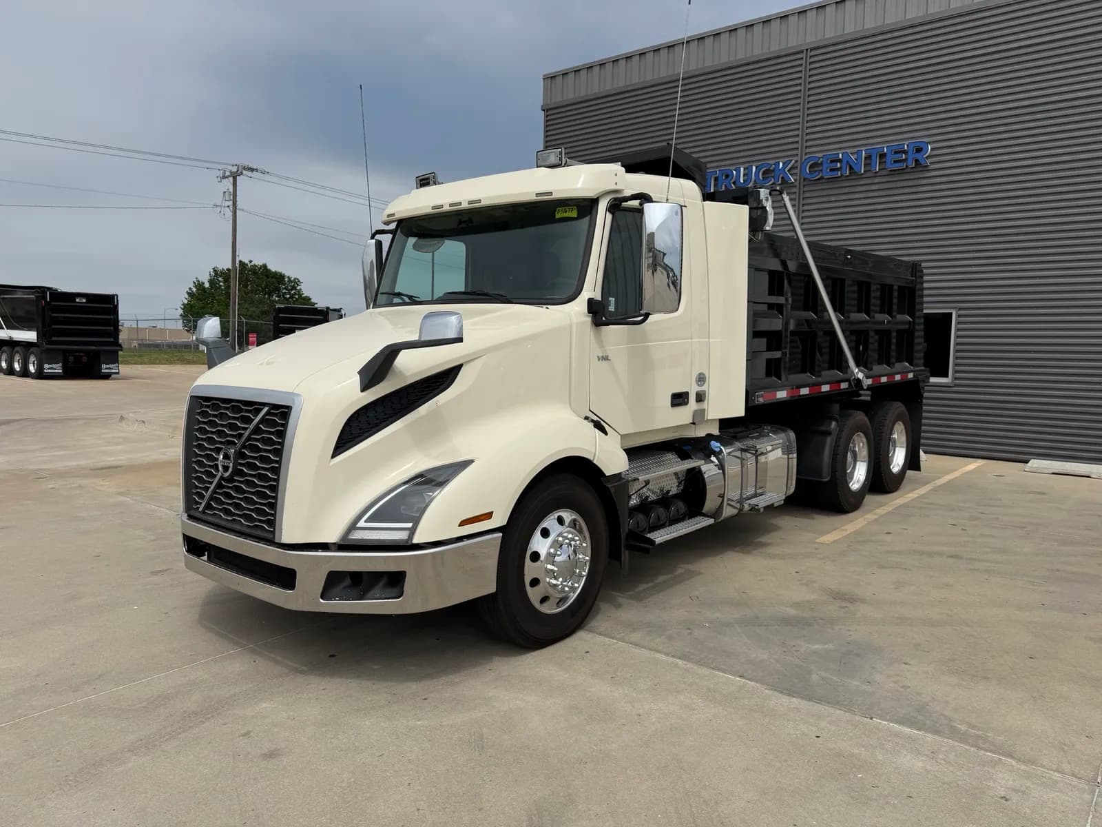 2021 Volvo VNL300 - - Dump