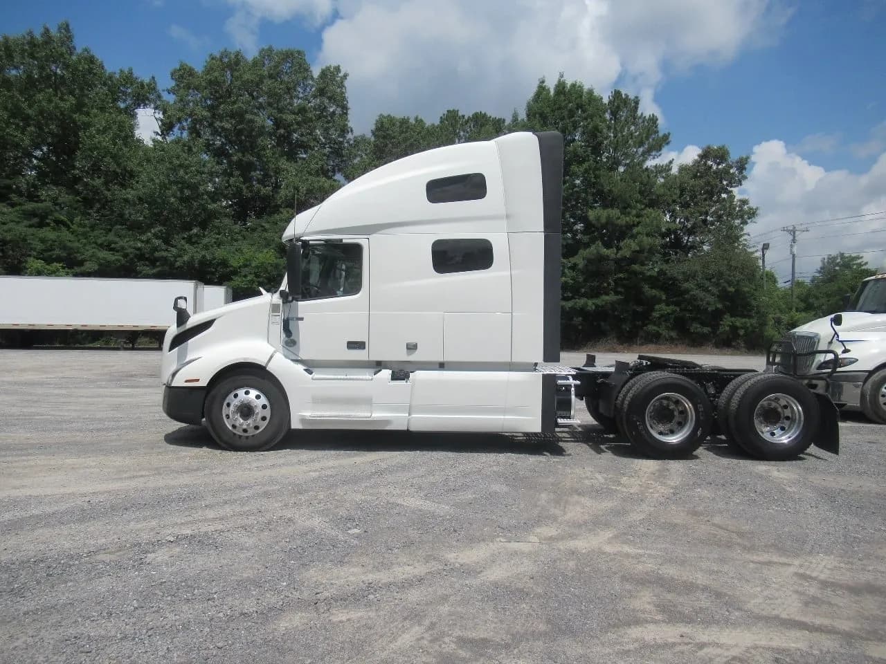 2022 Volvo VNL64T760 Tandem Axle - Sleeper