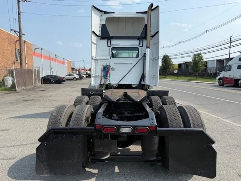 2017 Volvo VNL64T300