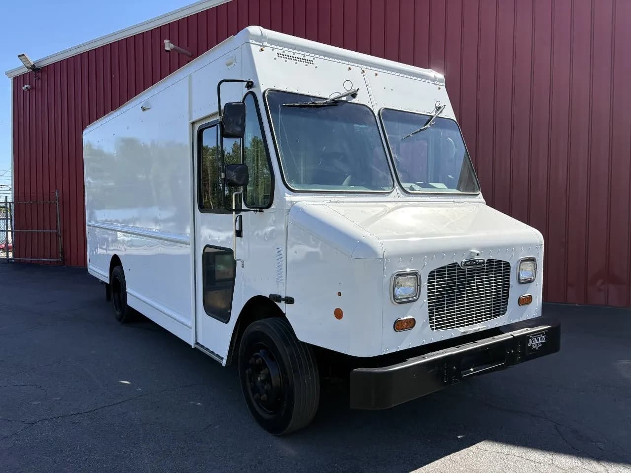 2021 Freightliner MT45 P900 16’ - Vans