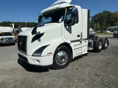2025 Volvo VNR Day Cab Truck Automatic Air Sliding 5th Wheel Dual Tanks Air Supension Factory - Day Cab