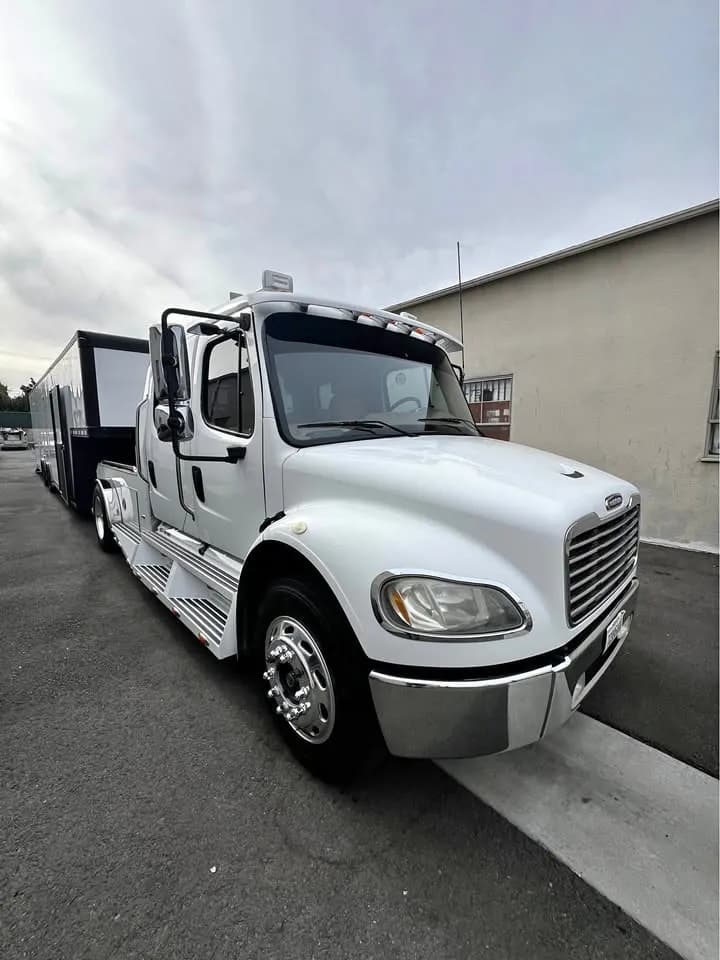 2006 Freightliner M2-106 SportChassis - Pickup