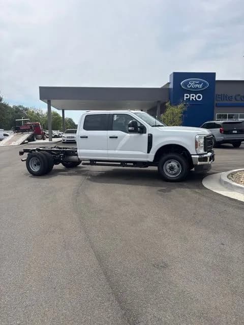 2027 Ford F-350 Crew Cab - Chassis